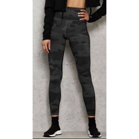 ALO Yoga Pants - Alo Yoga HIGH-WAIST CAMO VAPOR
LEGGING - Black Camouflage Size XS / Excellent
